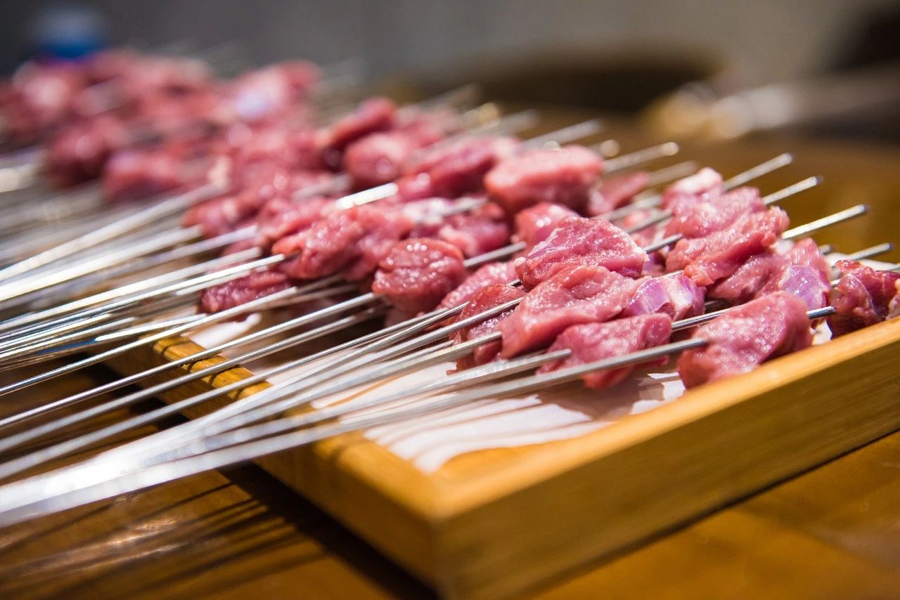 230元吃垮嘉峪关烤肉店？网友吵翻天！原来这才是“西北硬核烤肉”的真实模样！