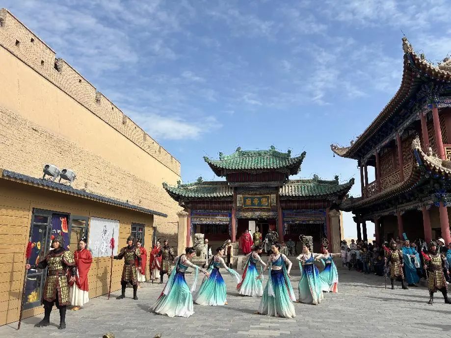 五一假期第三天，嘉峪关文物景区：古韵悠悠引客来，新姿绰绰焕活力